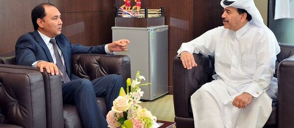 Кыргызстандын Катар мамлекетиндеги элчиси Нуран Ниязалиев Катардын Бокс жана күрөш федерациясынын президенти Юсуф Али Аль-Казим жана Ок жана жаа атуу спорттору ассоциациясынын президенти Али Мохаммед Аль-Кувари менен жолугушуу учурунда - Sputnik Кыргызстан