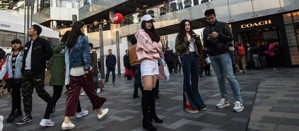 Горожане на территории многофункционального комплекса Sanlitun Soho в Пекине. Архивное фото - Sputnik Кыргызстан