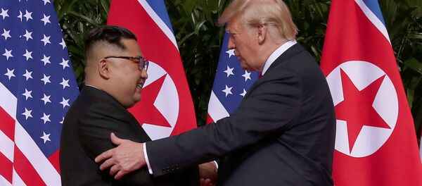Президент США Дональд Трамп и лидер КНДР Ким Чен Ын во время встречи в Сингапуре. Архивное фото Президент США Дональд Трамп и лидер КНДР Ким Чен Ын во время встречи в Сингапуре. Архивное фото - Sputnik Кыргызстан