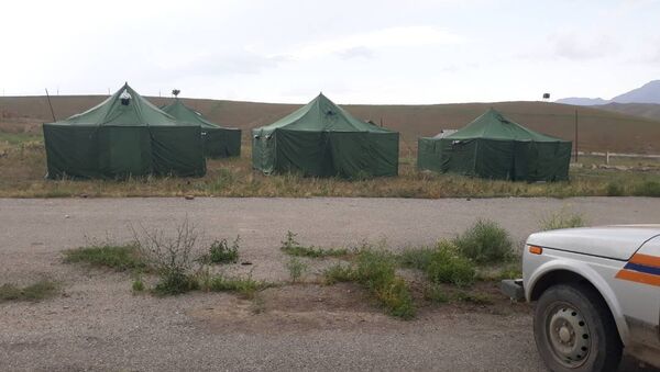 Установка палаток для пострадавших от селя в Лейлекском районе Баткенской области - Sputnik Кыргызстан