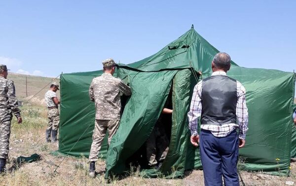 В Лейлекском районе Баткенской области установили 8 десятиместных палаток для пострадавших от селя - Sputnik Кыргызстан