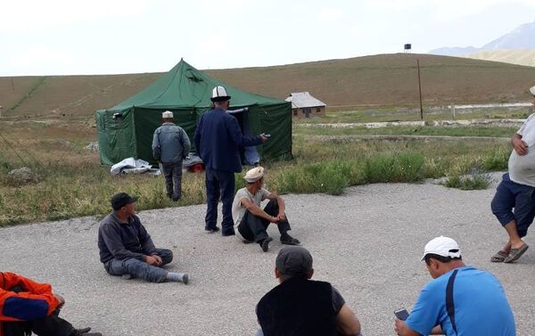 Сейчас на месте работают 67 спасателей МЧС, более 100 местных жителей, задействовано 4 экскаватора, 3 погрузчика и 2 самосвала. - Sputnik Кыргызстан