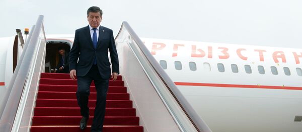 Учактан түшүп жаткан Кыргызстандын президенти Сооронбай Жээнбеков. Архив - Sputnik Кыргызстан