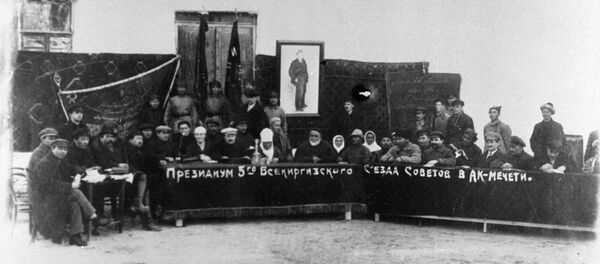 Президиум V Всекиргизского съезда Советов в апреле 1925 года - Sputnik Кыргызстан
