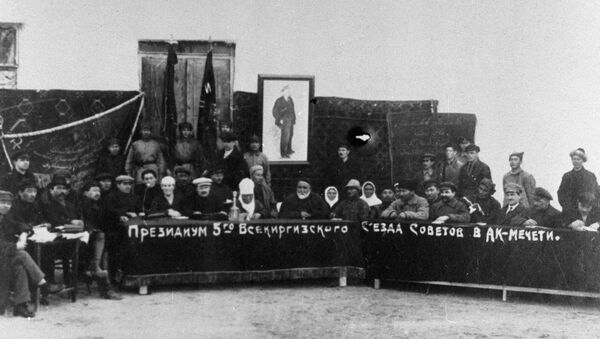 Президиум V Всекиргизского съезда Советов в апреле 1925 года - Sputnik Кыргызстан