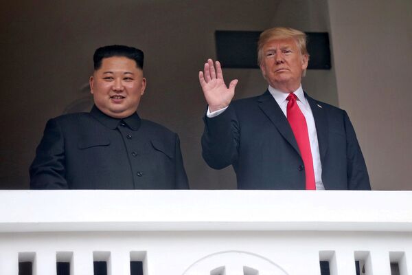 Встреча президента США Дональда Трампа и лидера КНДР Ким Чен Ына Встреча президента США Дональда Трампа и лидера КНДР Ким Чен Ына - Sputnik Кыргызстан