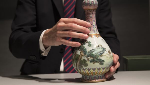Фарфоровая ваза времен китайского императора Цяньлун - Sputnik Кыргызстан