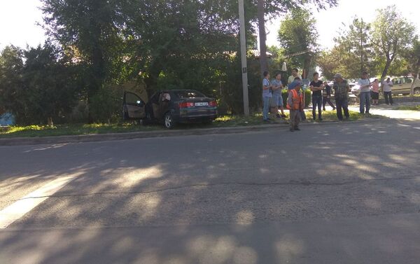 Столкновение произошло в среду примерно в 8.35 на пересечении улиц Суюмбаева и Жумабека. - Sputnik Кыргызстан