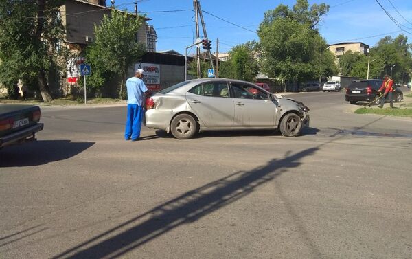 В Бишкеке столкнулись автомобили марок Toyota Allion и Honda Accord, в результате пострадала девушка - Sputnik Кыргызстан