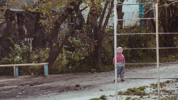 Ребенок в поселке. Архивное фото - Sputnik Кыргызстан