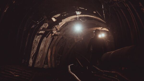 Шахтер спускается по тоннелю в угольную шахту. Архивное фото - Sputnik Кыргызстан