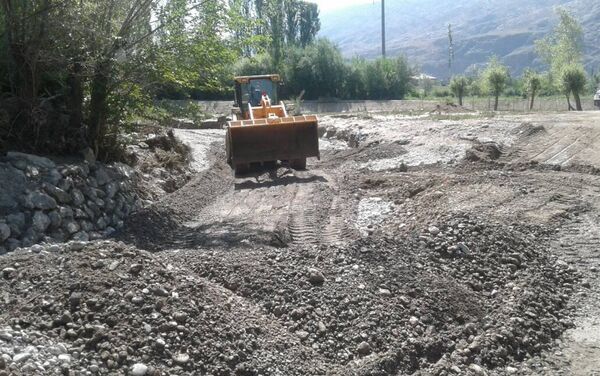 В селе Ак-Сай пострадало 45 огородов, 30 хозпостроек, 300 метров внутренних дорог, 500 метров ирригационно-поливочной системы и полтора километра дамбы - Sputnik Кыргызстан