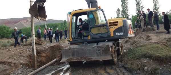 Катуу жааган жаандын кесепетинен Баткендин Ак-Татыр, Самаркандек жана Ак-Сай айылдарында сел жүргөн - Sputnik Кыргызстан