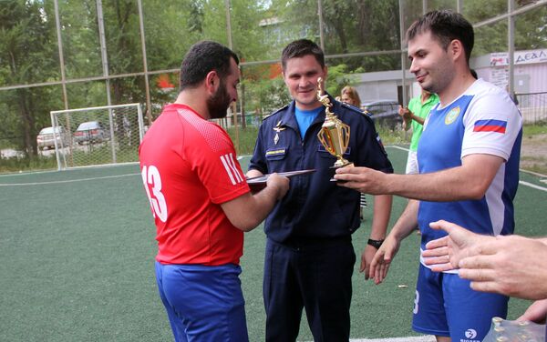 В честь Дня России на территории кантской средней школы-гимназии № 4 провели турнир по мини-футболу - Sputnik Кыргызстан