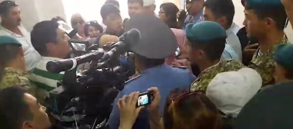 Өкүмдү уккан Садыр Жапаровдун тарапташтары сот залында чуу салды. Видео - Sputnik Кыргызстан