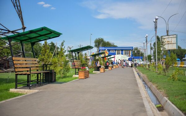 Сотрудники Бишкекзеленхоза посадили тут 13 крупномерных саженцев липы и 20 хвойных деревьев - Sputnik Кыргызстан