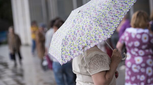 Женщина с зонтом во время дождя в Бишкеке. Архивное фото - Sputnik Кыргызстан