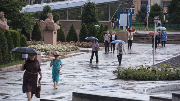 Дождь в Бишкеке. Архивное фото - Sputnik Кыргызстан