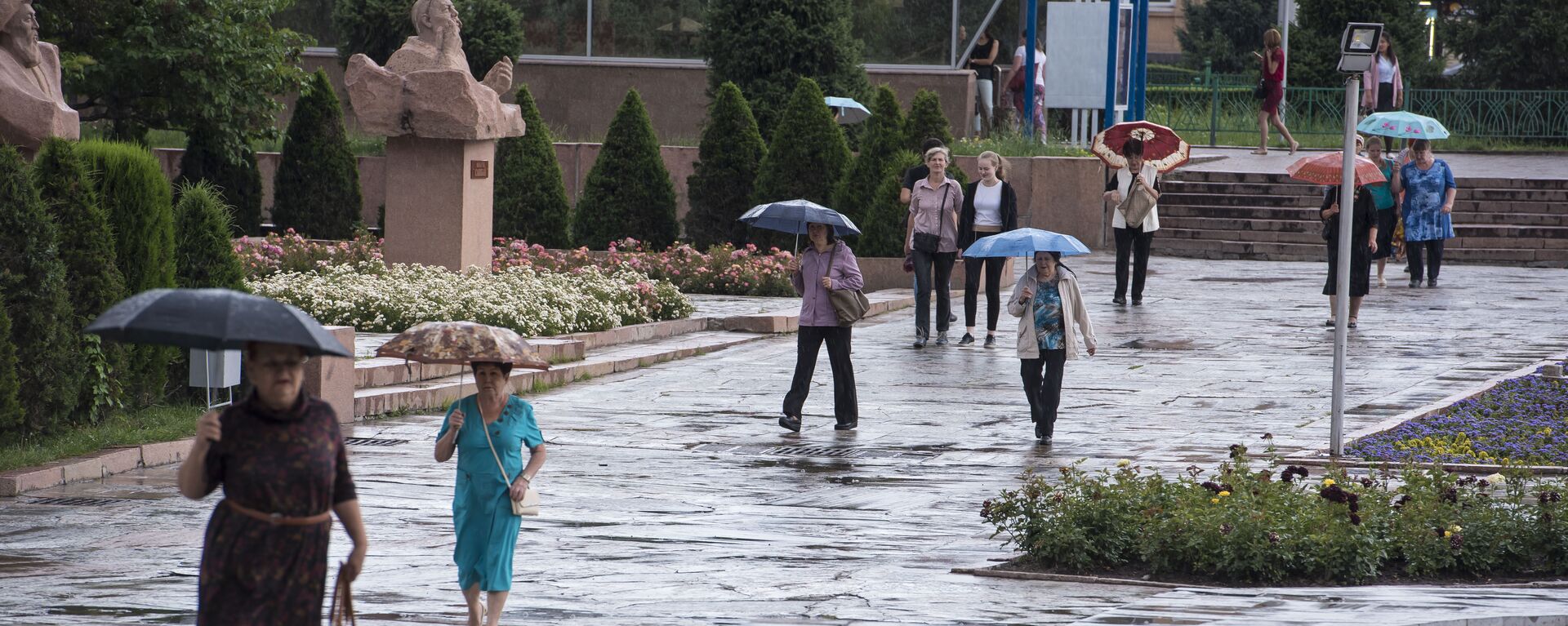 Горожане с зонтами на аллее молодежи в Бишкеке во время дождя. Архивное фото  - Sputnik Кыргызстан, 1920, 02.05.2024