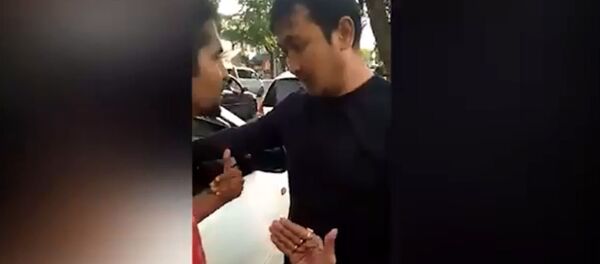 В Бишкеке таксист силой затолкал в авто пассажира, дав ему пощечину, — видео - Sputnik Кыргызстан