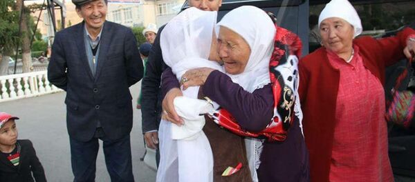 Нарын шаарындагы памирлик кыргыздар менен учурашуу үчүн Түркиянын Ван шаарынан алардын туугандары келишти Нарын шаарындагы памирлик кыргыздар менен учурашуу үчүн Түркиянын Ван шаарынан алардын туугандары келишти - Sputnik Кыргызстан