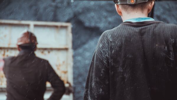 Шахтеры из угольной шахты на окраине города Сулюкта. Архивное фото - Sputnik Кыргызстан
