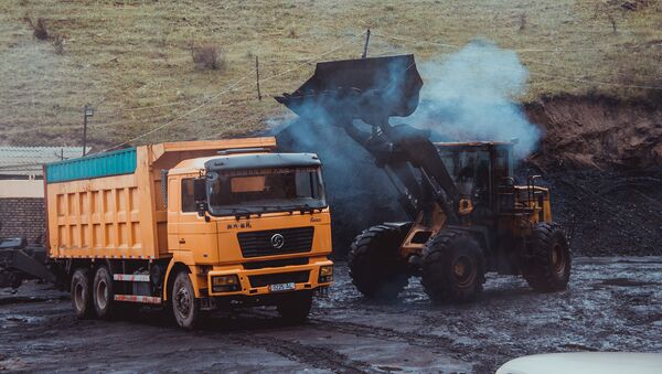 Погрузка угля для транспортировки. Архивное фото - Sputnik Кыргызстан