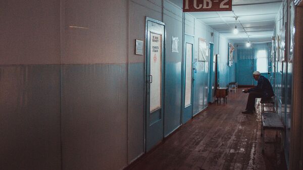 Мужчина в коридоре больницы. Архивное фото - Sputnik Кыргызстан