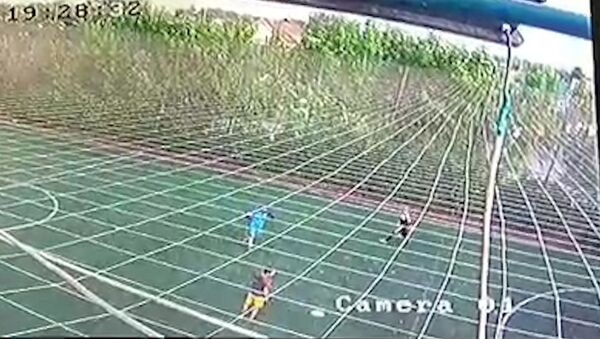 Бишкектин футбол талаасында көз жумган баланын соңку мүнөттөрү. Видео - Sputnik Кыргызстан