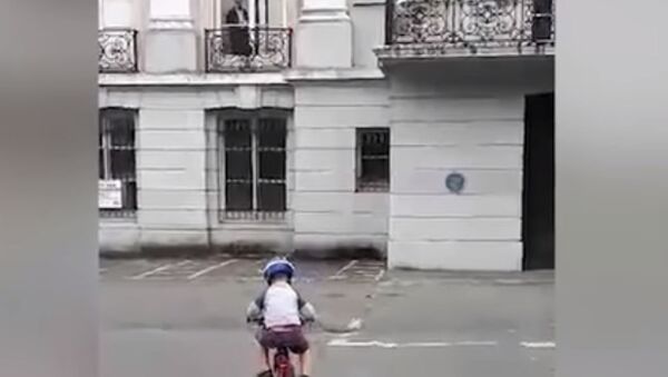 Мама сняла, как сын катается на велосипеде, а призрак следит за ним — видео - Sputnik Кыргызстан