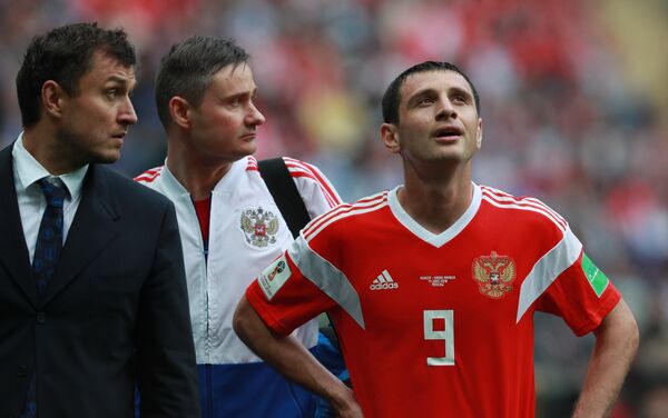 На 19-й минуте матча из игры выбывает игрок российской сборной Алан Дзагоев, получив повреждение. - Sputnik Кыргызстан