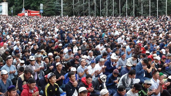 Тысячи людей молились Всевышнему. Видео с Айт-намаза в Бишкеке - Sputnik Кыргызстан