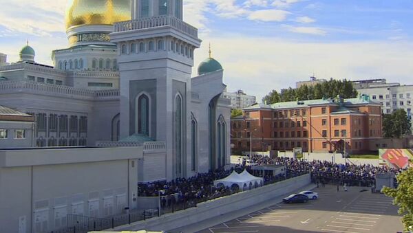 LIVE: Массовая молитва по случаю мусульманского праздника Ураза-Байрам в Москве - Sputnik Кыргызстан