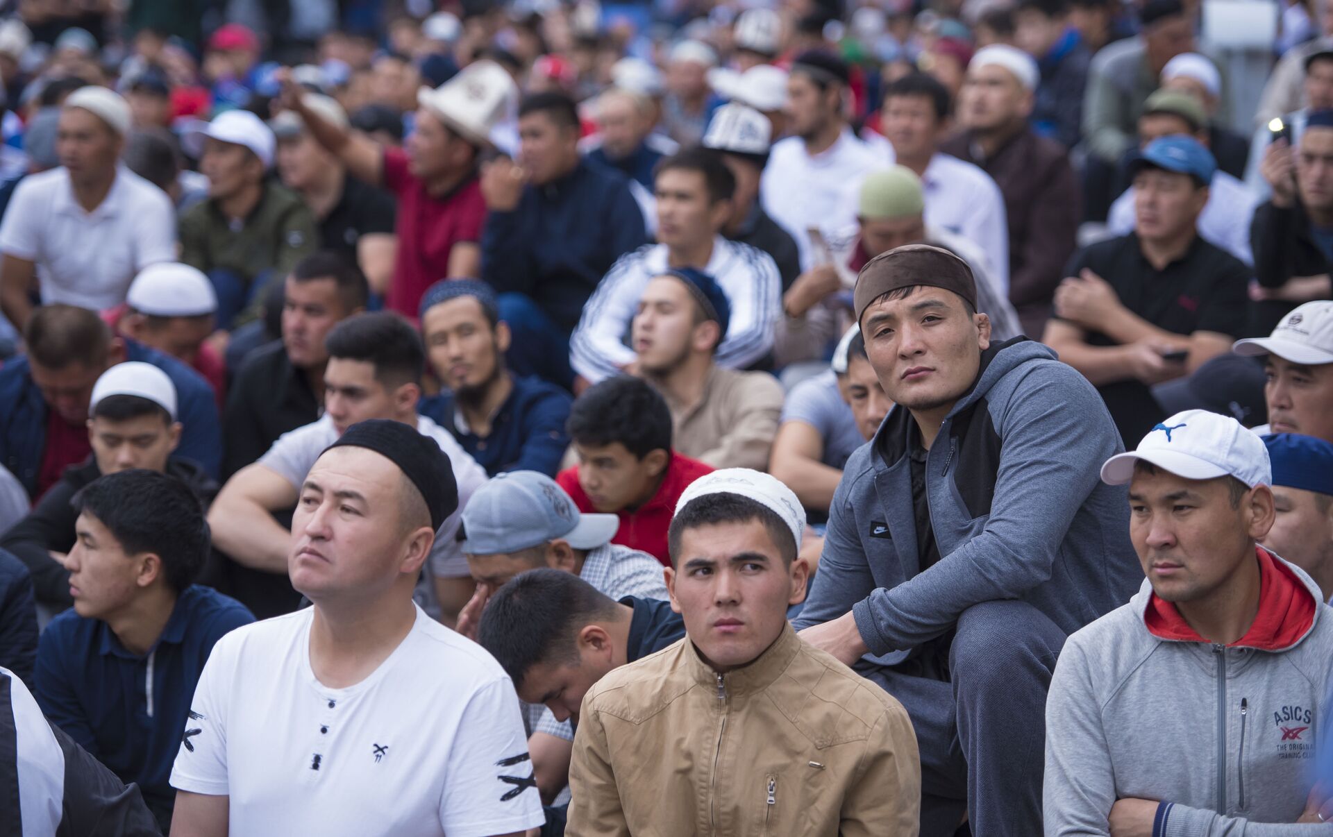 Орозо айт 2024 кыргызстан. Айт намаз Бишкек. Орозо айт фото. Мигранты читают намаз.