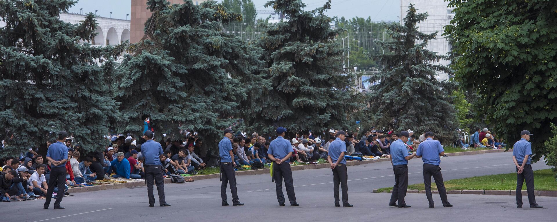 Сотрудники милиции на Айт-намазе на Старой площади Бишкека. Архивное фото - Sputnik Кыргызстан, 1920, 27.06.2023