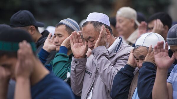 Мусульмане на праздничном намазе на Старой площади Бишкека. Архивное фото - Sputnik Кыргызстан