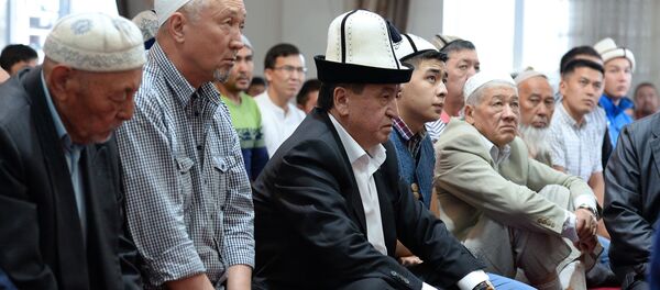 Президент Сооронбай Жээнбеков айт намаз учурунда. Архив - Sputnik Кыргызстан