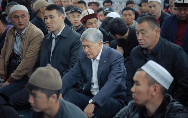 Кыргызстандын экс-президенти Алмазбек Атамбаев айт намазына Арашан айылындагы мечитте жыгылды - Sputnik Кыргызстан