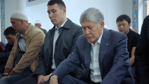 Участие экс-президента КР Алмазбека Атамбаева в айт-намазе в селе Арашан - Sputnik Кыргызстан