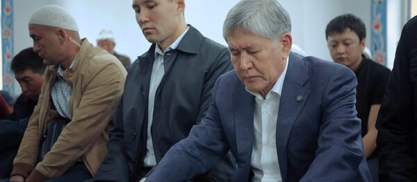 Участие экс-президента КР Алмазбека Атамбаева в айт-намазе в селе Арашан - Sputnik Кыргызстан