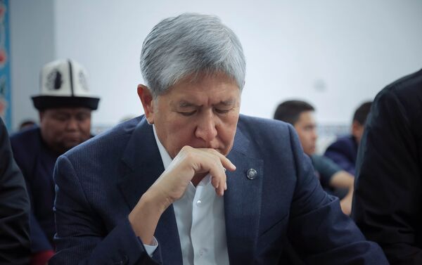Экс-президент и глава Социал-демократической партии Кыргызстана Алмазбек Атамбаев посетил мемориальный комплекс Ата-Бейит - Sputnik Кыргызстан
