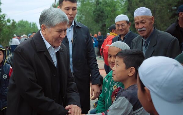 После он в неформальной обстановке побеседовал с односельчанами, а затем посетил Ата-Бейит, где была прочитана поминальная молитва по героям Апрельской революции 2010 года. - Sputnik Кыргызстан