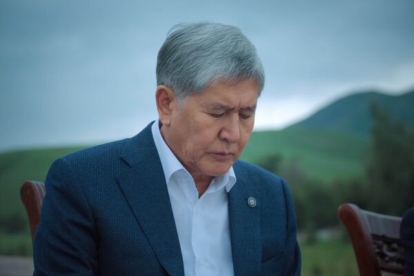 На фото Алмазбек Атамбаев выглядит задумчивым. Кроме того, заметно, что он сильно поседел. - Sputnik Кыргызстан