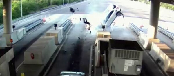 Невероятно! Мужчина вылетел через лобовое стекло и не пострадал. Видео - Sputnik Кыргызстан