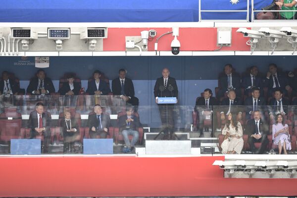Президент РФ В. Путин и премьер-министр РФ Д. Медведев на церемонии открытия чемпионата мира по футболу - 2018 - Sputnik Кыргызстан