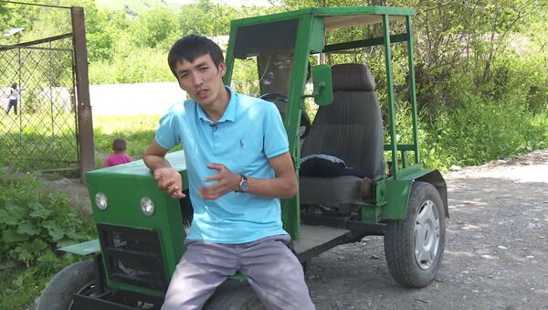 Сузактык жигит автоунаанын тетиктеринен жер айдаган трактор курады - Sputnik Кыргызстан