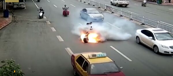 Чем опасен мопед — видео из Китая Чем опасен мопед — видео из Китая - Sputnik Кыргызстан