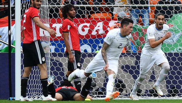 Игрок сборной Уругвая Хосе Хименес радуется (второй справа) радуется забитому голу в ворота команды Египта в матче группового этапа чемпионата мира по футболу - Sputnik Кыргызстан