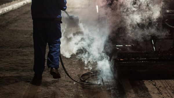 Рабочий во время укладки асфальта. Архивное фото - Sputnik Кыргызстан