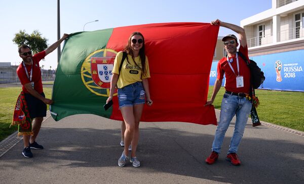 Португалия — Испания оюнунда Криштиану Роналду мыкты оюнчу аталды. Сүрөттө: Португалиянын күйөрмандары - Sputnik Кыргызстан